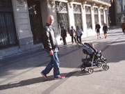 De straten lopen hier zo schuin dat pappa niets hoeft te doen